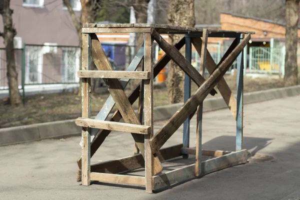 Een Houten Structuur Het Huis Repareren Een Stuk Ladderplanken Schilderen — Stockfoto