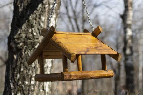 Ett Fågelhus Träfågelholk Ett Träd Plats Att Mata Fåglar Utanför — Stockfoto