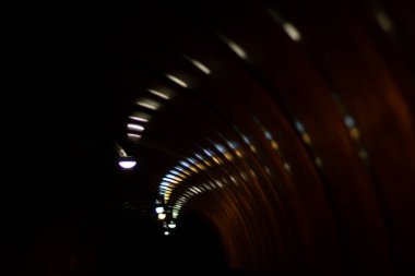 Tünelde ışık parlaması. Işıklar spiral şeklinde dönüyor. Plastik tüneldeki ışığın yansıması.