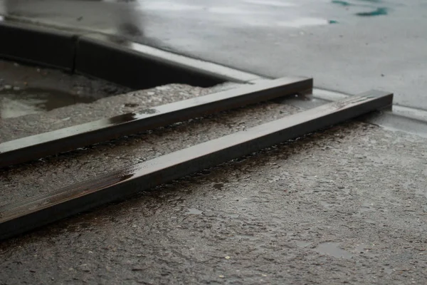 Las Vigas Acero Oxidan Bajo Lluvia Partes Metal Calle —  Fotos de Stock