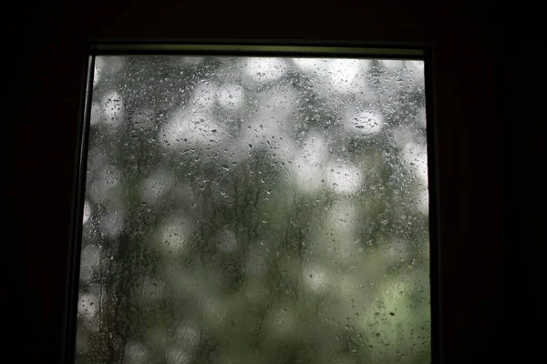 Una Finestra Bagnata Giorno Piovoso Vetro Coperto Acqua Brutto Tempo — Foto Stock