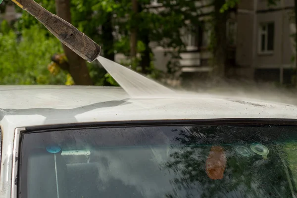 Myje Dach Samochodzie Przepływ Wody Węża Samochodu Biały Samochód Jest — Zdjęcie stockowe