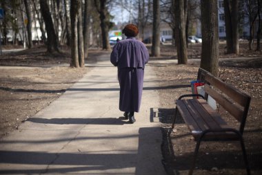Rusya 'da bir emekli sokakta yürüyor. Kadın yol boyunca yürüyordu. Yaşlı kadın yalnız yürüyor..
