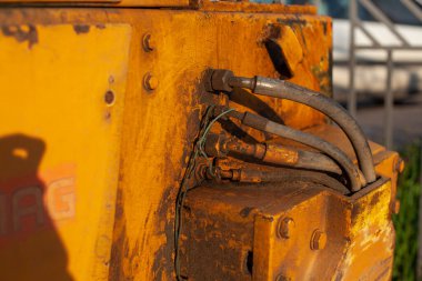 Buldozer motorunda hortumlar. Dizel motorun mekanizması. Ağır makinelerin tasarımı. Yük taşımacılığının detayları.