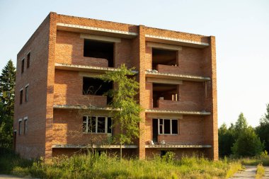 Terk edilmiş tuğla bina. Tuğla bina. Yazın iki katlı bir bina. Tamamlanmamış inşa projesi.