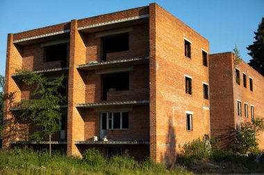 Terk edilmiş tuğla bina. Tuğla bina. Yazın iki katlı bir bina. Tamamlanmamış inşa projesi.