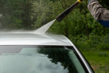 Araba yıkamada yıkanır. Arabayı çamurdan yıkıyorum. Araba yıkamak için yüksek basınçlı su püskürtme ekipmanı.