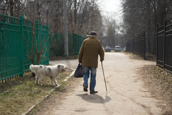 Viejo Está Caminando Por Calle Anciano Con Bastón Apoyo Pensionista — Foto de Stock