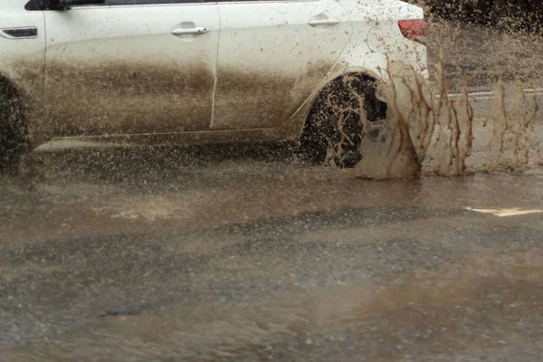 Voiture Roule Dans Une Flaque Eau Voiture Blanche Dans Boue — Photo