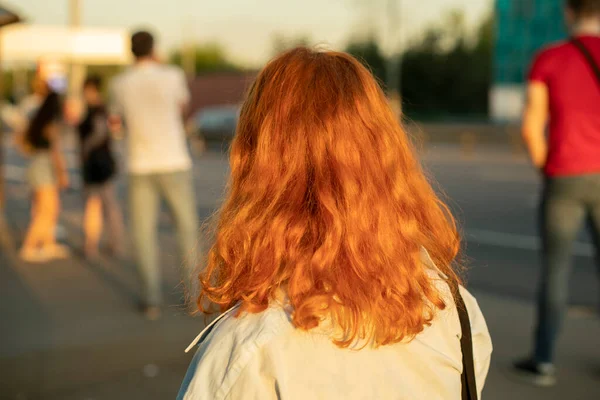 Chica Tiene Pelo Teñido Rojo Cabello Rojo Luz Del Sol — Foto de Stock