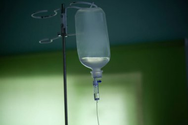 İlaçlı bir damlatıcı. Tıbbi alet. İlaçla tedavi. Damarın içindeki su. Hastane operasyonu. Damar içi ilaç kullanımı.