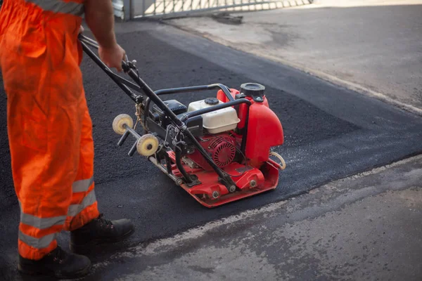 Asphalt Meletakkan Leveling Jalan Pekerja Memampatkan Aspal Hangat Perbaikan Permukaan — Stok Foto