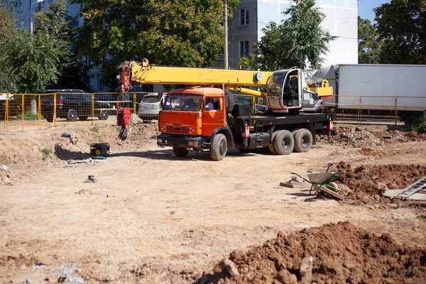 Żuraw Placu Budowy Letnia Budowa Fundamentu Wymiana Rur Grzewczych Ciężkie — Zdjęcie stockowe