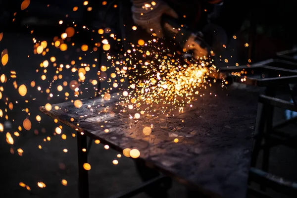 Procesamiento Metales Taller Molienda Metal Trabajador Hace Estructura Perfil Metálico — Foto de Stock