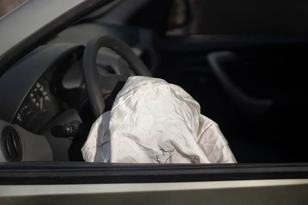 エアバッグが展開されました 事故後の車 運転席が歪んでいる 車の安全装置 — ストック写真