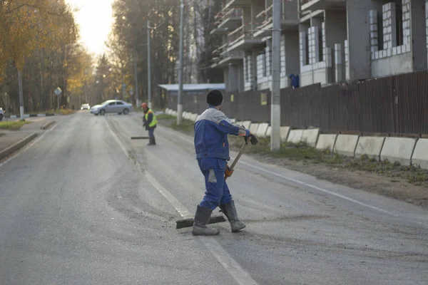 Limpieza Carreteras Los Trabajadores Están Limpiando Carretera Dos Constructores Quitan — Foto de Stock