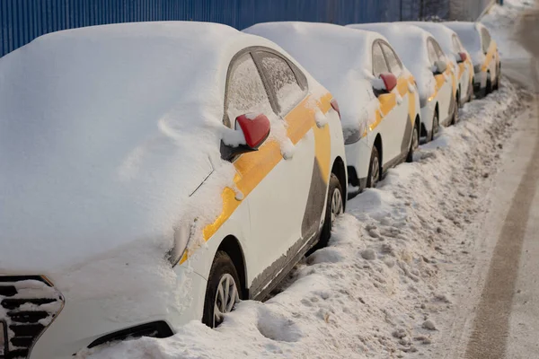 Taksówki Zaparkowane Poboczu Drogi Zimą Samochody Pokryte Śniegiem Identyczne Samochody — Zdjęcie stockowe