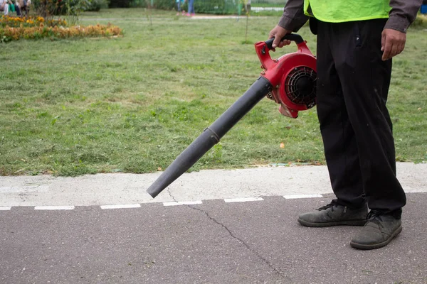 Jardinero Con Una Herramienta Turbina Aire Mano Trabajador Generador Flujo — Foto de Stock