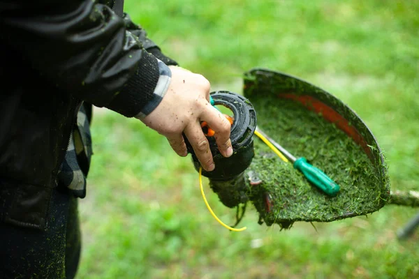 Perbaikan Mesin Pemotong Rumput Alat Saodnik Pemotong Rumput Yang Rusak — Stok Foto