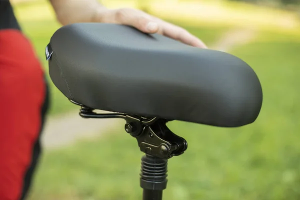 Scooter koltuğu. El bisikletin koltuğunda dinleniyor. Siyah büyük rahat koltuk..