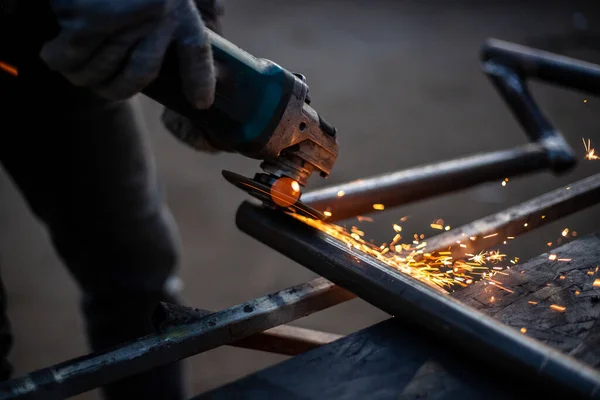 Procesamiento Metales Taller Molienda Metal Trabajador Hace Estructura Perfil Metálico — Foto de Stock