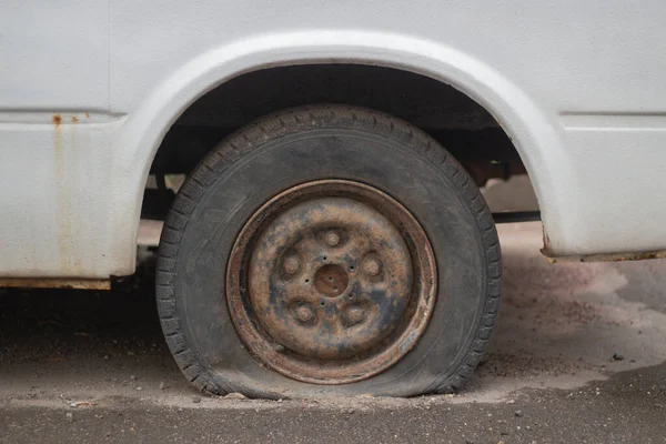 Deflated Car Wheel Punctured Tire Old Car — Stock Photo, Image