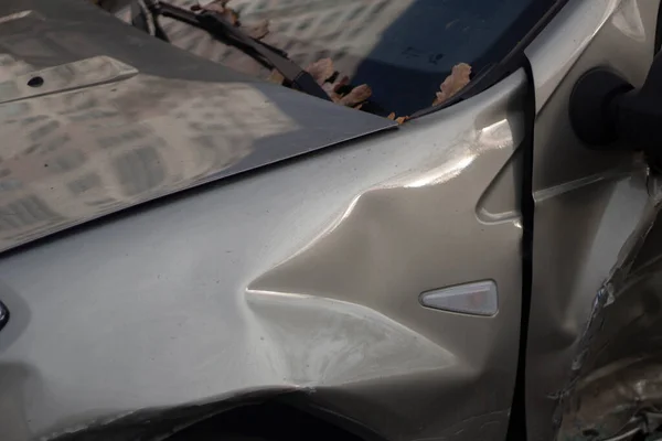 Voiture Détruite Détails Accident Fer Dentelé Couleur Grise Une Voiture — Photo