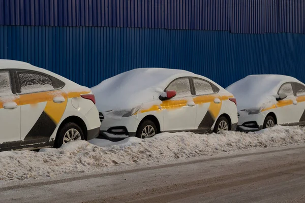 Taxis Parken Winter Straßenrand Verschneite Autos Identische Autos Parken Hintereinander — Stockfoto