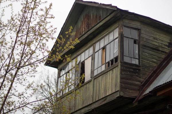 Старый Чердак Доме Козырек Крыше Старого Коттеджа Окна Доме Городом — стоковое фото