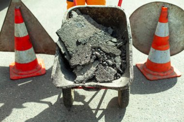 Asfaltlı tramvay. Yol tamiri. İnşaat atığı vagonu. Yolda tamir işleri..