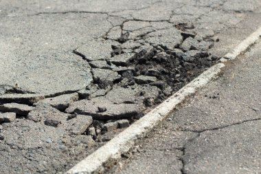 Kırık asfalt. Bu kötü bir yol. Rusya 'da çukurlar. Bozuk yol yüzeyi.