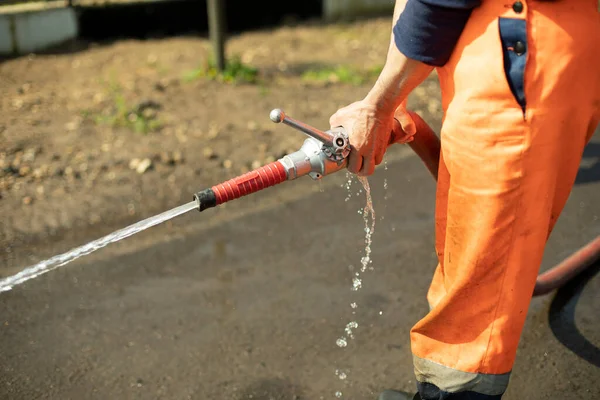 Manguera Agua Flujo Agua Tubería Hombre Sostiene Una Manguera Fuego —  Fotos de Stock