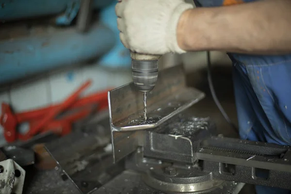 Taladros Metal Con Taladro Hombre Está Trabajando Agujeros Perforación Acero — Foto de Stock