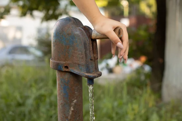 Trycksatt Vatten Vattentillförsel Vattenpost Byn Färskvatten Från Brunnen — Stockfoto