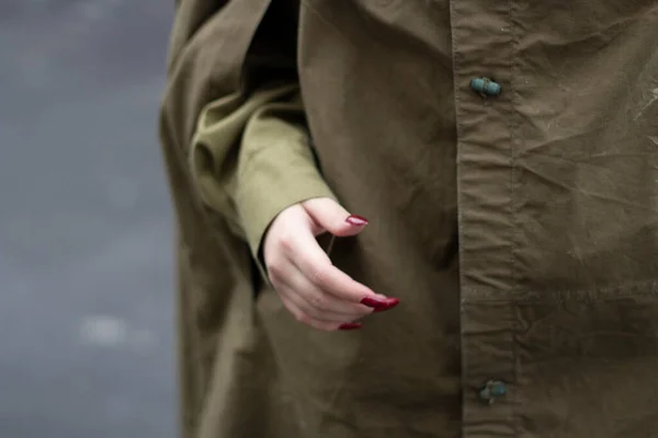 軍の制服を着た男の爪を描いた 軍隊の女の子だ 軍での機動性 軍のテントのマントを着た男 — ストック写真