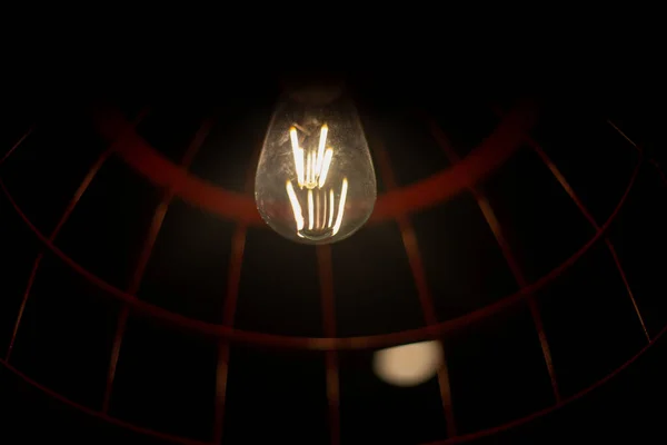 Kısımda Ampul Var Karanlık Bir Odada Ampul Odanın Aydınlatması Kafede — Stok fotoğraf