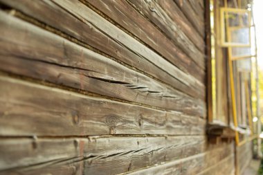 Eski bir evdeki eski kuru tahtalar. Rusya 'da eski bir ev. Kırık kahverengi ahşap.