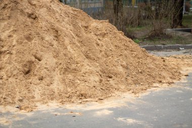 Bir kum dağı. İnşaat malzemeleri. İnce bir kum yığını.