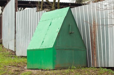 Avluda. Taze su kaynağı. Derinlikten su yükseltmek için bir aygıt.