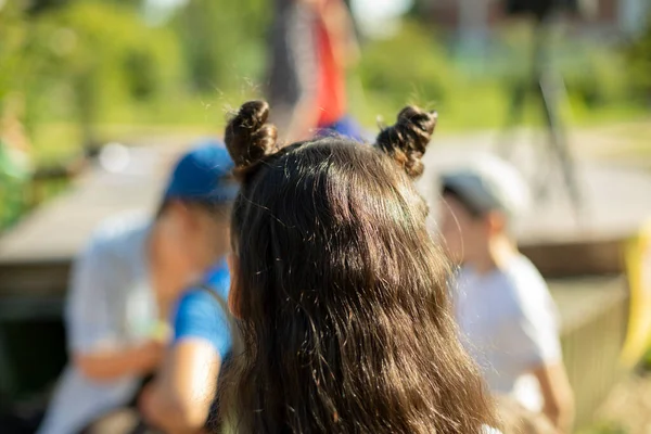 Kafasına Iki Tutam Saç Bağlanmış Liseli Kız Saç Stili Kızın — Stok fotoğraf
