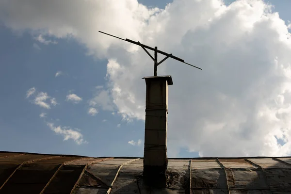 Een Oude Antenne Het Dak Van Het Huis Signaal Een — Stockfoto