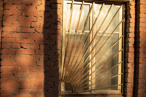 Ventana Está Tras Las Rejas Ventana Una Casa Vieja Ladrillo —  Fotos de Stock