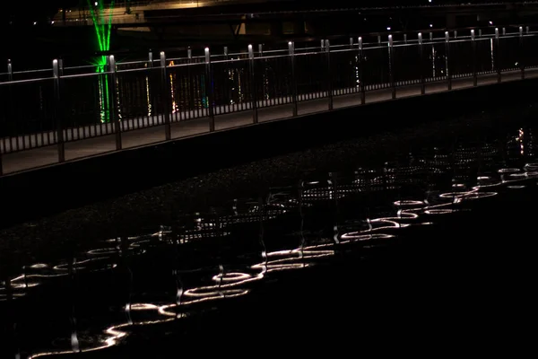 夜间光线在水中的反射 黑暗中的城市池塘 在黑暗的水中闪着光芒 — 图库照片