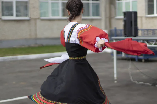 Uma Rapariga Dança Dança Folclórica Russa Desempenho Uma Menina Com — Fotografia de Stock