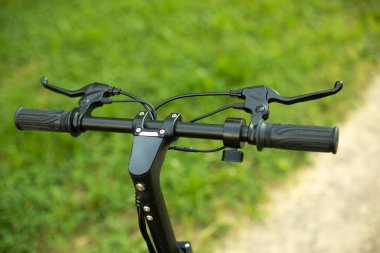 Elektrikli scooter direksiyonu. Elektrikli taşıt yönetimi. Motosikletli bir bilgisayar..