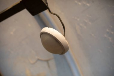 Kırık lamba. Lamba bir kabloya asılı. Kırık elektrik kabloları.