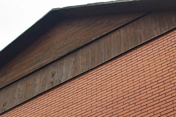 Ahşap Çatılı Tuğla Köyde Bir Kır Evi Çatı Kaykay Gibi — Stok fotoğraf