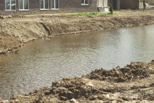 Scavato Fosso Con Acqua Terra Allagata Cantiere Sulla Strada — Foto Stock