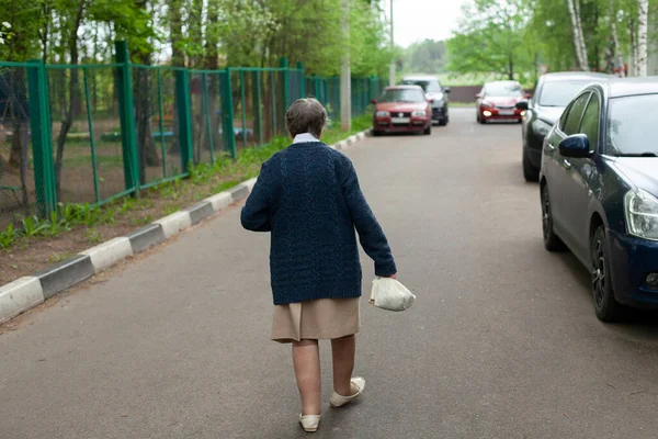 Pensionista Tienda Una Mujer Rusia Camina Por Ciudad Hombre Camina — Foto de Stock