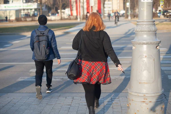 Una Chica Con Una Falda Roja Camina Por Ciudad Chica — Foto de Stock